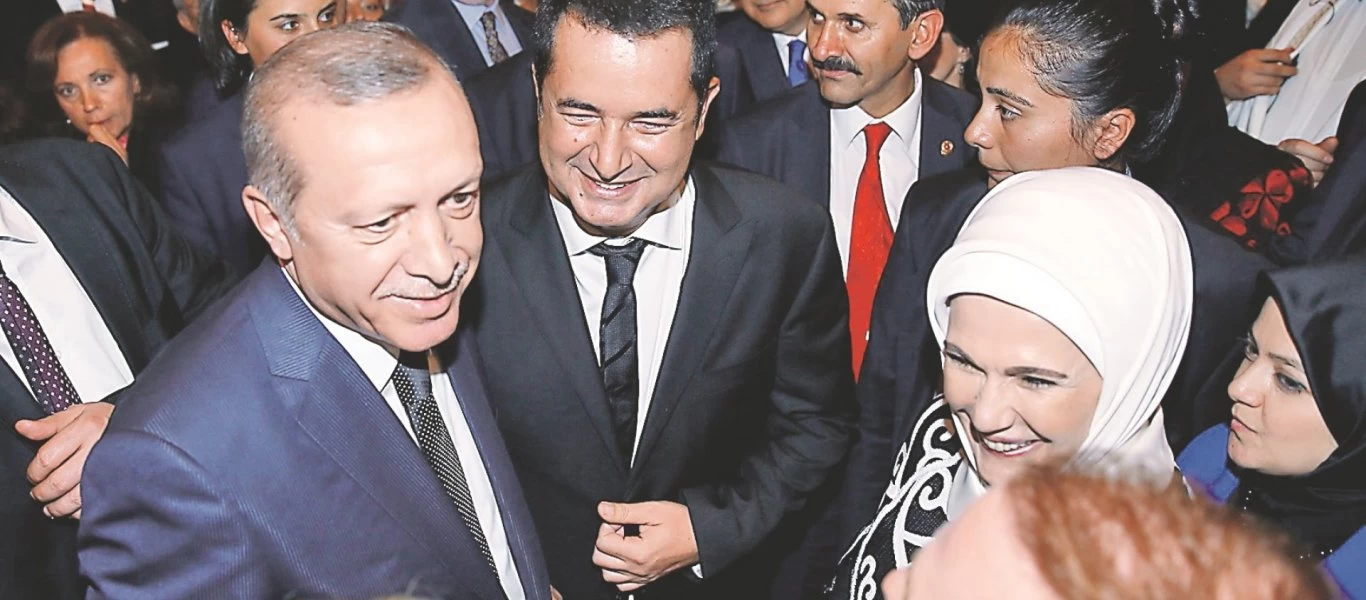 Ατζούν Ιλίτζαλι: Ο στενός συνεργάτης του ΣΚΑΪ σκηνοθέτησε την παράνομη επίσκεψη του Ρ.Τ.Ερντογάν στην Κύπρο (βίντεο)